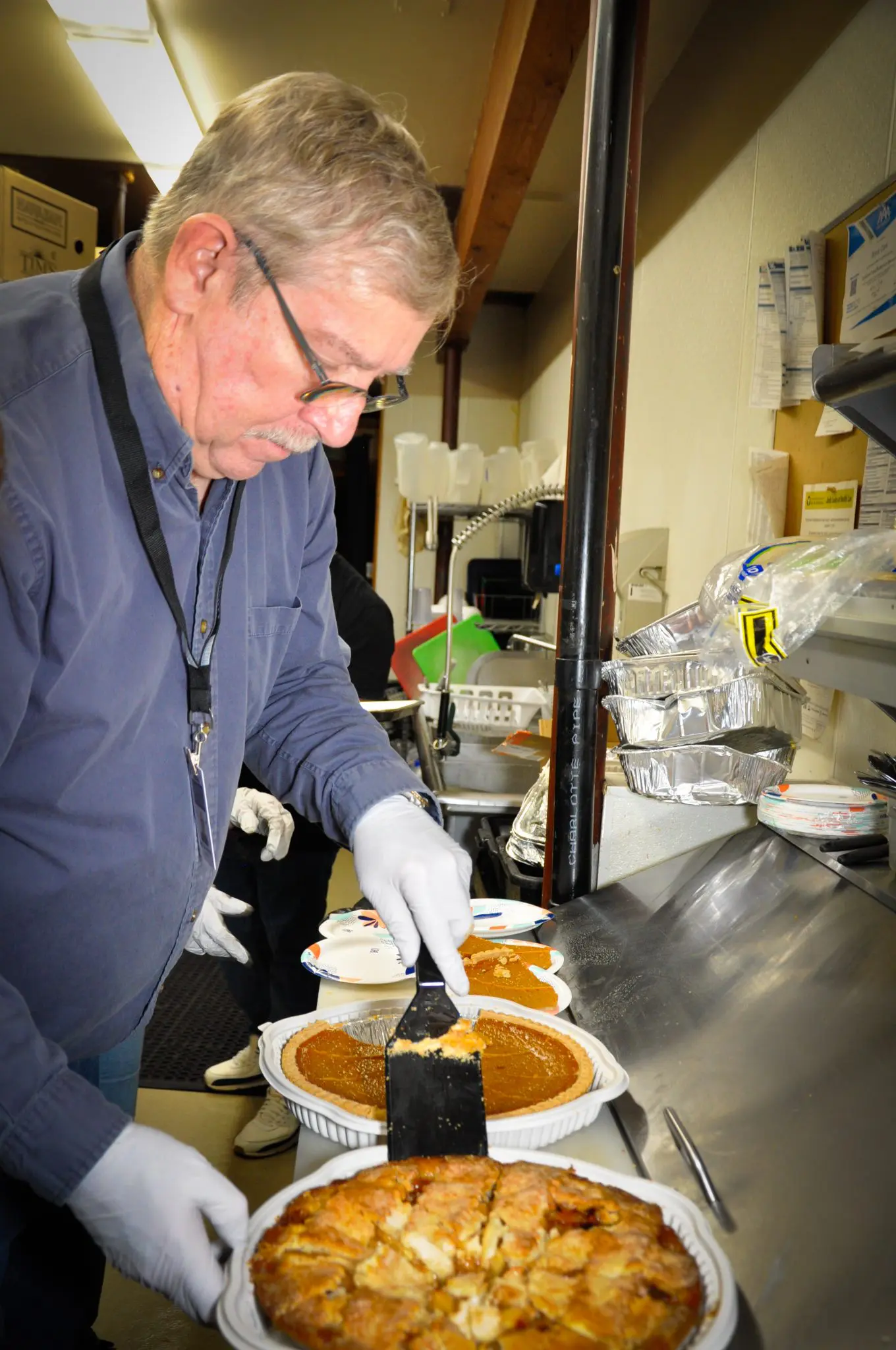 Thanksgiving-2 A volunteer prepares pie